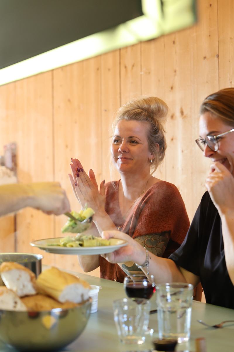 Younglink aan diner tafel
